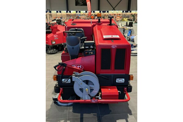 Scheuersaugmaschine RCM COMBO mit Allradantrieb und Hochdruckreiniger